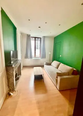Télévision ou salle de divertissement dans l'établissement Appartement proche des transports