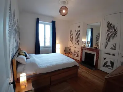 Un ou plusieurs lits dans un hébergement de l'établissement Appartement charme ancien - confort moderne