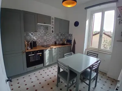 Cuisine ou kitchenette dans l'établissement Appartement charme ancien - confort moderne