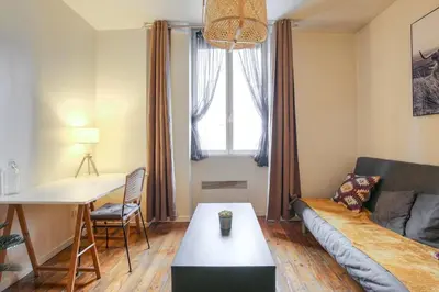 Coin salon dans l'établissement Charming with balcony in the heart of the 7th