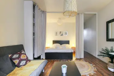 Un ou plusieurs lits dans un hébergement de l'établissement Charming with balcony in the heart of the 7th