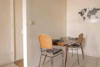Coin salon dans l'établissement Charming with balcony in the heart of the 7th