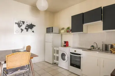Cuisine ou kitchenette dans l'établissement Charming with balcony in the heart of the 7th