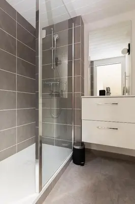 Salle de bains dans l'établissement Zest Sunny Charpennes
