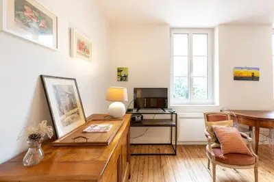 Télévision ou salle de divertissement dans l'établissement Clos Saint Benoît