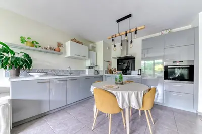 Cuisine ou kitchenette dans l'établissement Appartement Florian - Welkeys