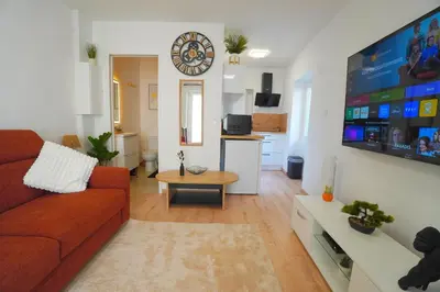 Télévision ou salle de divertissement dans l'établissement Studio neuf parking gratuit 15 minutes de Lyon
