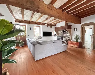 Télévision ou salle de divertissement dans l'établissement Jacuzzi Privé Maison 200m2 Grand Jardin & Parking