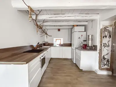 Cuisine ou kitchenette dans l'établissement Jacuzzi Privé Maison 200m2 Grand Jardin & Parking
