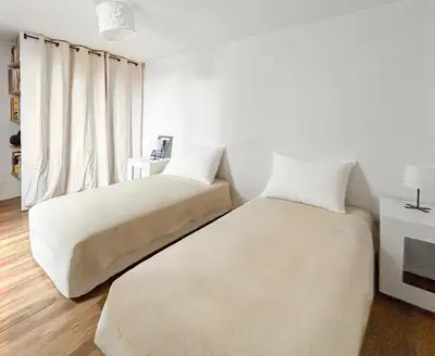 Un ou plusieurs lits dans un hébergement de l'établissement Jacuzzi Privé Maison 200m2 Grand Jardin & Parking