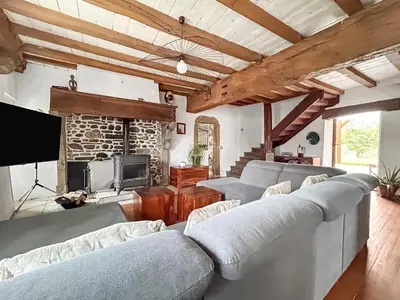 Télévision ou salle de divertissement dans l'établissement Jacuzzi Privé Maison 200m2 Grand Jardin & Parking
