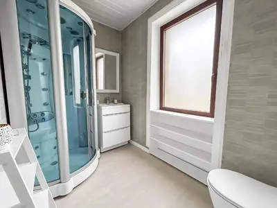 Salle de bains dans l'établissement Jacuzzi Privé Maison 200m2 Grand Jardin & Parking