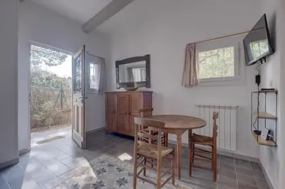 Télévision ou salle de divertissement dans l'établissement Cozy nest in gorgeous nature