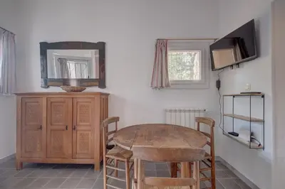 Télévision ou salle de divertissement dans l'établissement Cozy nest in gorgeous nature