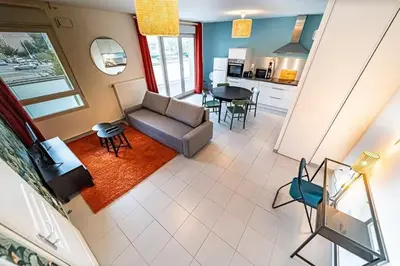 Coin salon dans l'établissement Vénissieux le spacieux, Balcon & Parking