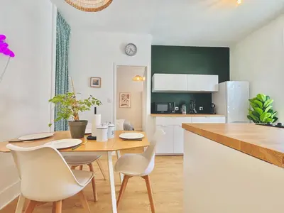 Cuisine ou kitchenette dans l'établissement Élégance et confort, à deux pas de la gare