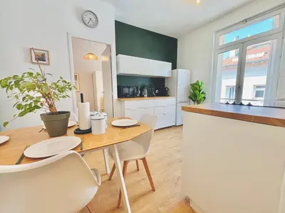 Cuisine ou kitchenette dans l'établissement Élégance et confort, à deux pas de la gare