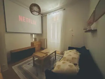 Télévision ou salle de divertissement dans l'établissement Élégance et confort, à deux pas de la gare