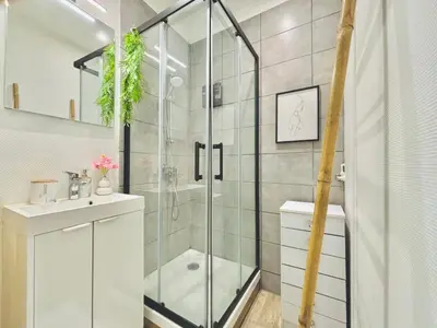Salle de bains dans l'établissement Élégance et confort, à deux pas de la gare