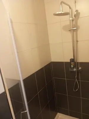 Salle de bains dans l'établissement charmant T2 la soie avec place de parking