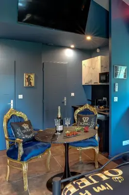 Coin salon dans l'établissement Queen & King, petit cocon chic
