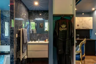 Salle de bains dans l'établissement Queen & King, petit cocon chic