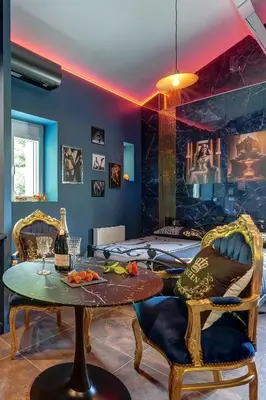 Coin salon dans l'établissement Queen & King, petit cocon chic