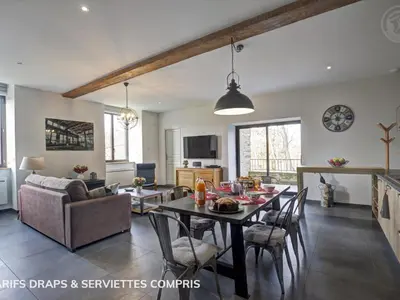 Télévision ou salle de divertissement dans l'établissement Gîte spacieux moderne avec wifi et terrasse - FR-1-496-370