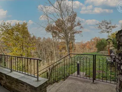 Balcon ou terrasse dans l'établissement Gîte spacieux moderne avec wifi et terrasse - FR-1-496-370