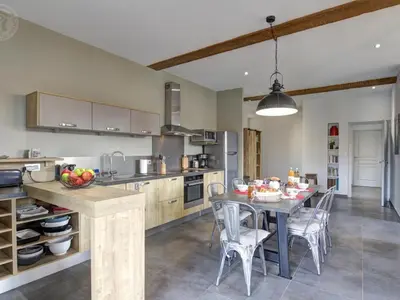 Cuisine ou kitchenette dans l'établissement Gîte spacieux moderne avec wifi et terrasse - FR-1-496-370