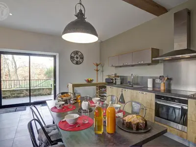 Cuisine ou kitchenette dans l'établissement Gîte spacieux moderne avec wifi et terrasse - FR-1-496-370