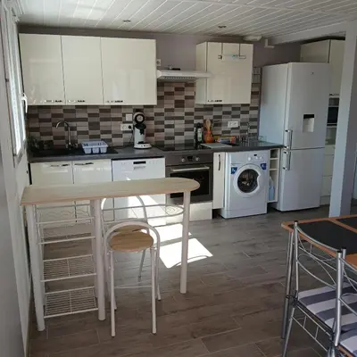 Cuisine ou kitchenette dans l'établissement Maison spacieuse de 3 chambres, à proximité de la Centrale du Bugey