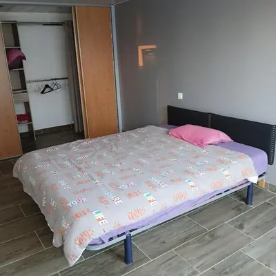Un ou plusieurs lits dans un hébergement de l'établissement Maison spacieuse de 3 chambres, à proximité de la Centrale du Bugey