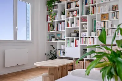 Bibliothèque dans l'appartement