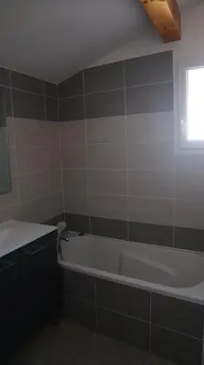 Salle de bains dans l'établissement Gîte Clusel-Roch 6 personnes au cœur des Côte-Rôtie