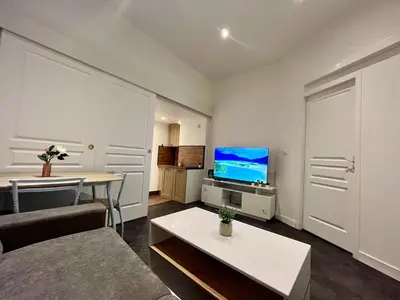 Télévision ou salle de divertissement dans l'établissement T3 urbain à 15 min de Lyon