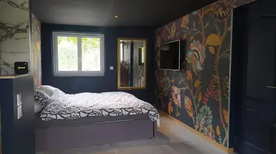 Un ou plusieurs lits dans un hébergement de l'établissement Rez de chaussée maison avec terrasse et piscine