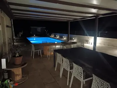 Piscine de l'établissement Rez de chaussée maison avec terrasse et piscine ou située à proximité
