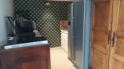 Cuisine ou kitchenette dans l'établissement Rez de chaussée maison avec terrasse et piscine