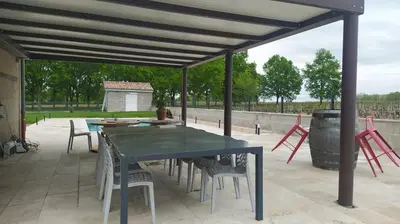 Terrasse ou espace extérieur de l'établissement Rez de chaussée maison avec terrasse et piscine