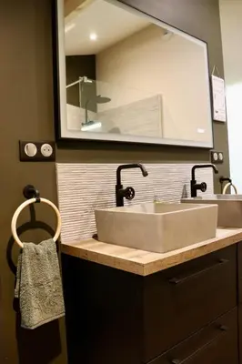 Salle de bains dans l'établissement Le Hameau des Bruyères