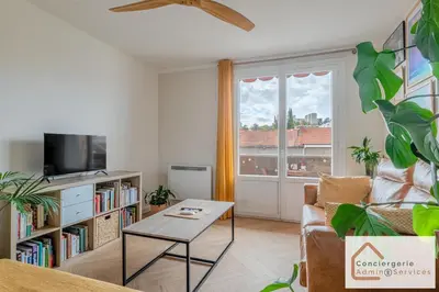 Télévision ou salle de divertissement dans l'établissement Appartement 2 chambres avec balcon aux portes de Lyon