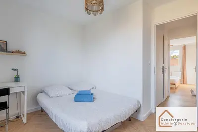 Un ou plusieurs lits dans un hébergement de l'établissement Appartement 2 chambres avec balcon aux portes de Lyon