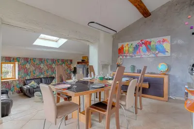 Coin salon dans l'établissement Les Aubépines en Beaujolais