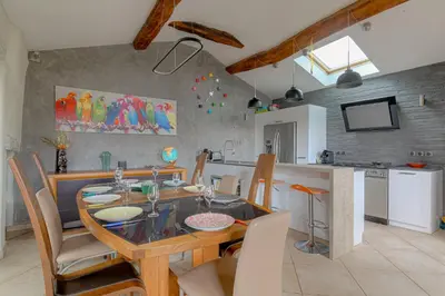 Cuisine ou kitchenette dans l'établissement Les Aubépines en Beaujolais