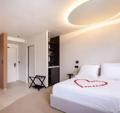 Un ou plusieurs lits dans un hébergement de l'établissement Love Room avec balnéo-Le cocon parfait pour deux