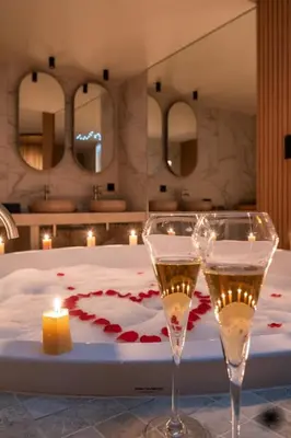 Un ou plusieurs lits dans un hébergement de l'établissement Love Room avec balnéo-Le cocon parfait pour deux