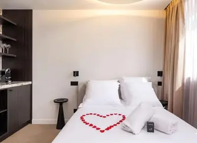 Un ou plusieurs lits dans un hébergement de l'établissement Love Room avec balnéo-Le cocon parfait pour deux