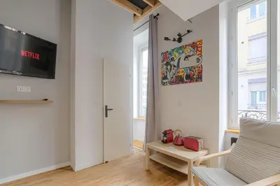 Télévision ou salle de divertissement dans l'établissement Cosy et Charmant 5min métro Gare Oullins