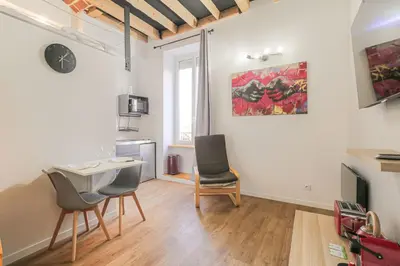 Télévision ou salle de divertissement dans l'établissement Cosy et Atypique duplex 5min métro Gare Oullins